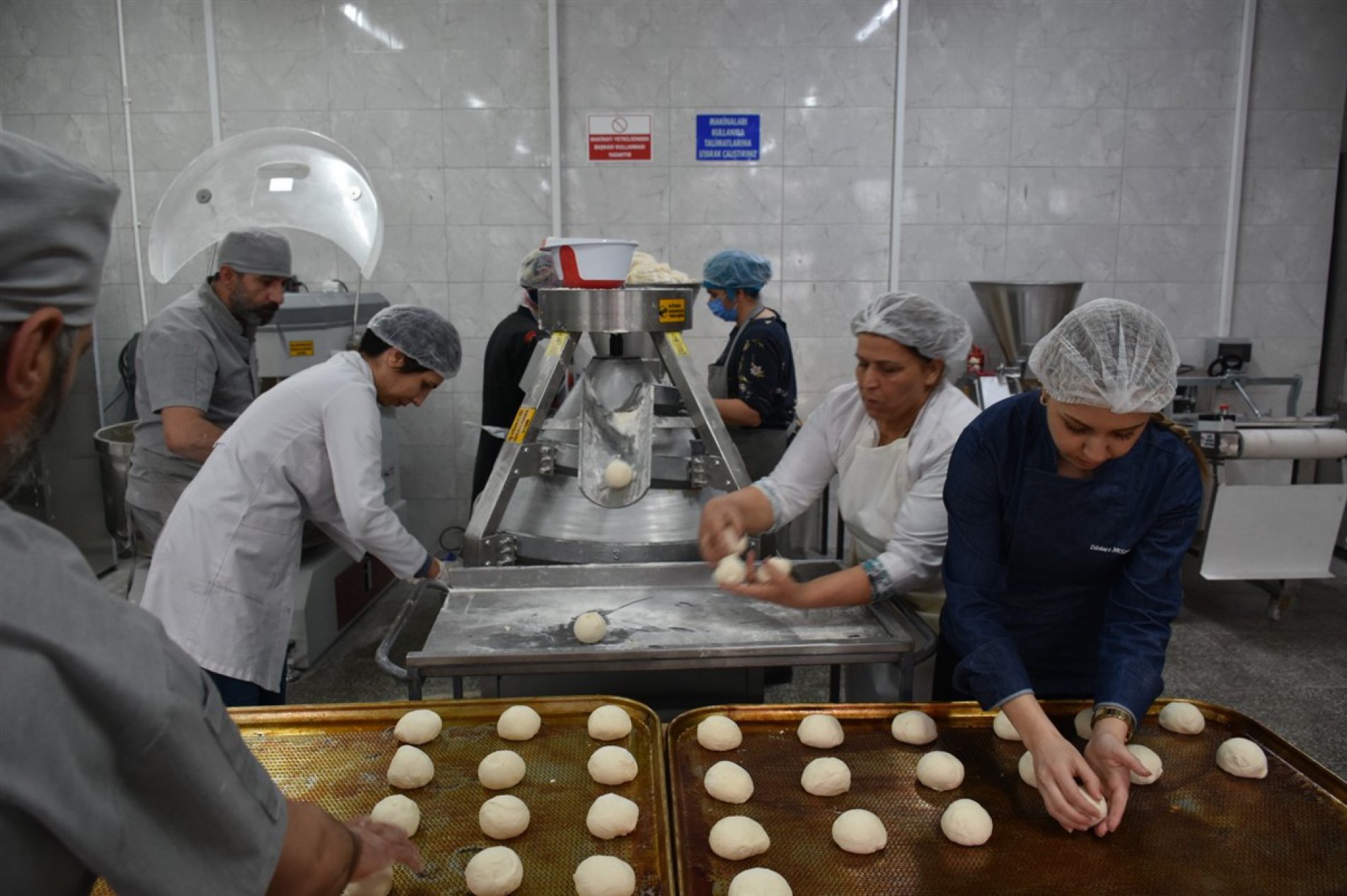 Gönüllü Öğrencilerden Deprem Bölgesine Ekmek Üretimi
