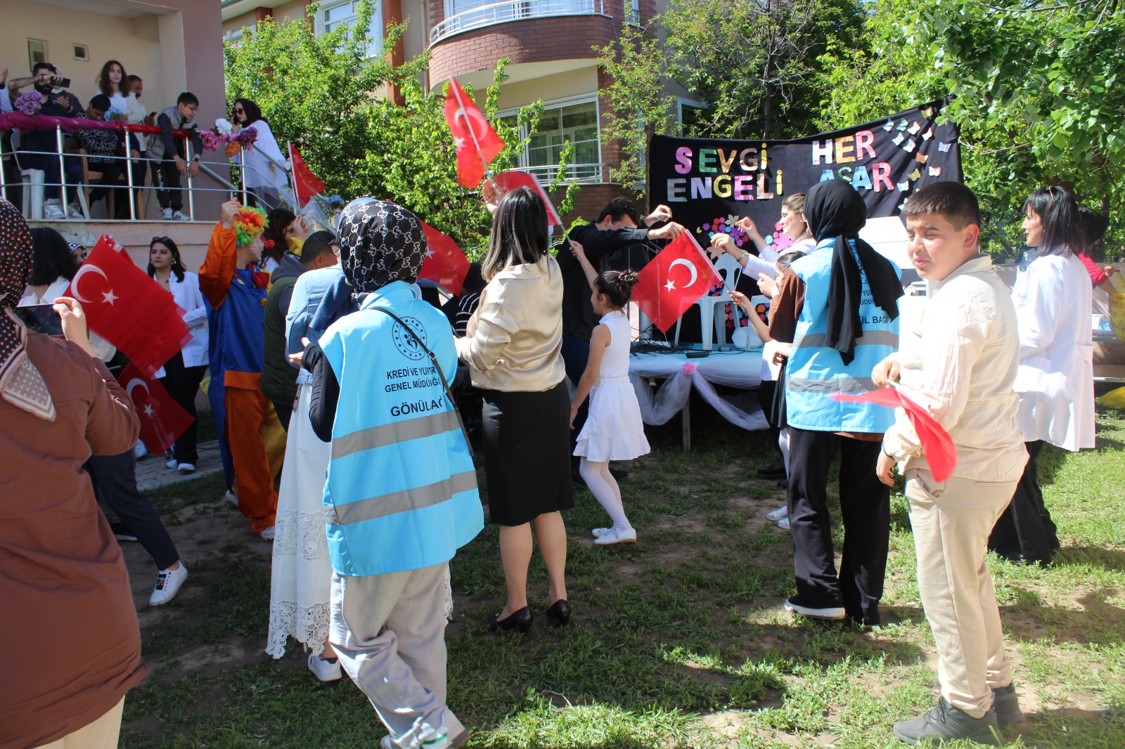 Engeller Sevgiyle Aşılır