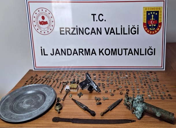 Tarihi Eser ve Göçmen Kaçakçısı Yakalandı