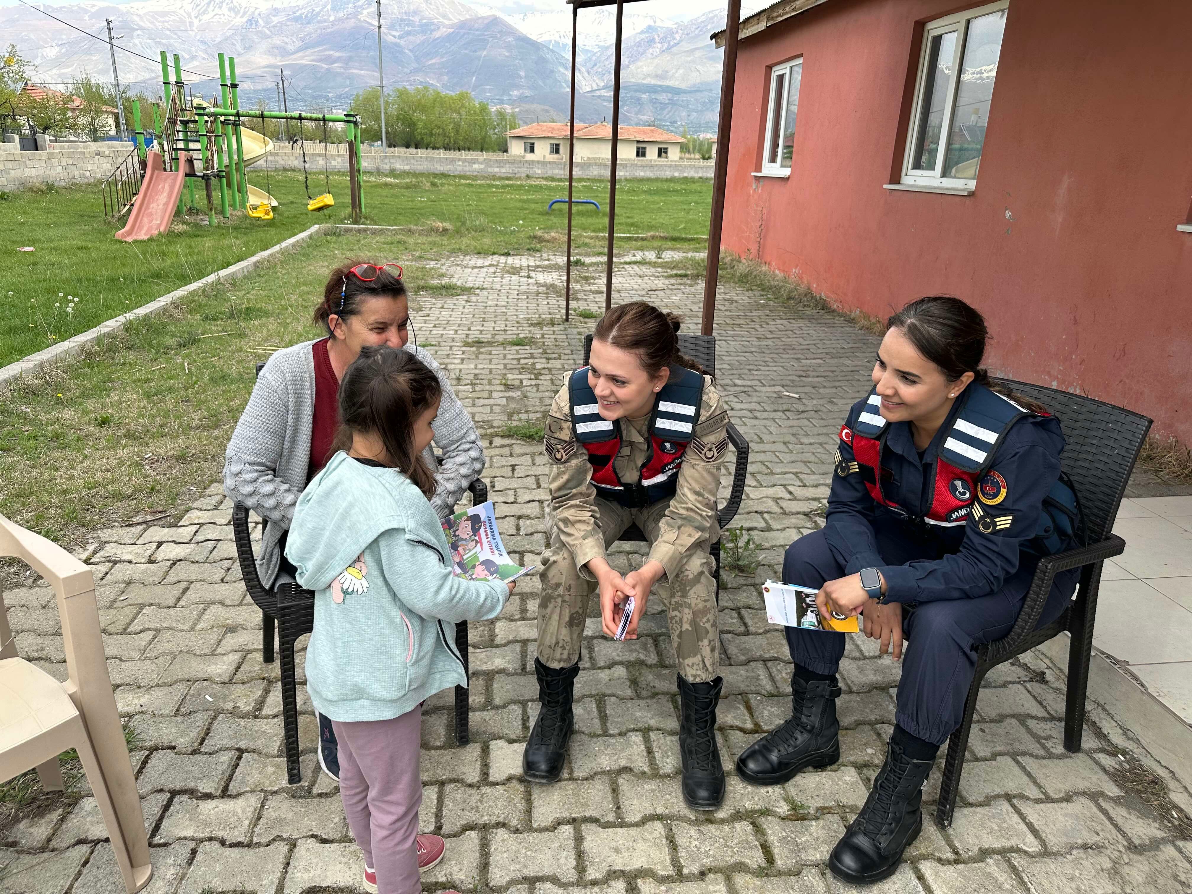 Jandarma Personeli Bilgilendirme Faliyetlerine Devam Ediyor.