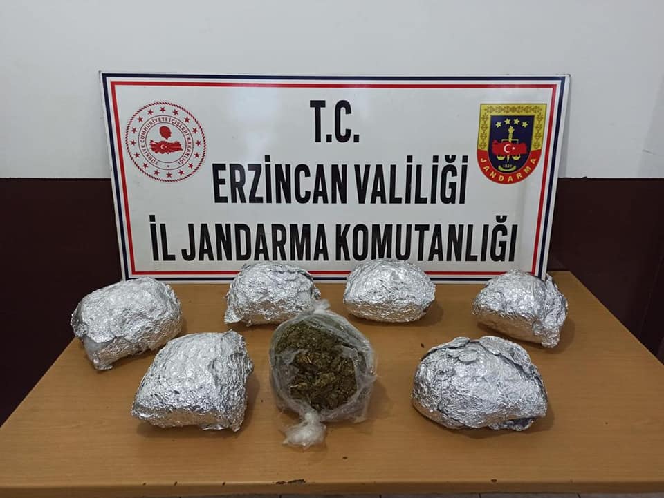 Jandarma Ekipleri Uyuşturucuya Geçit Vermiyor