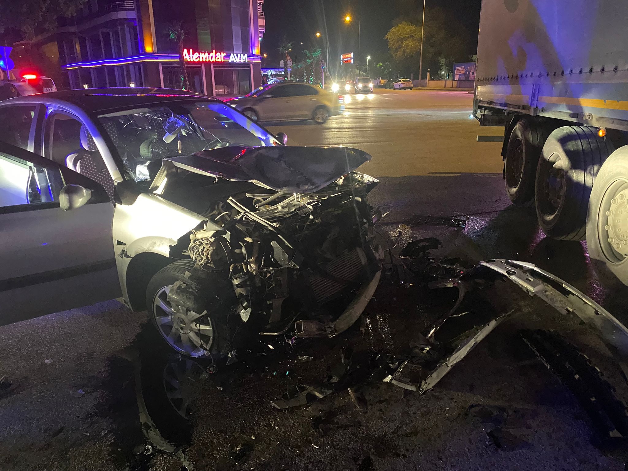 Otomobil Tırın Altına Girmekten Son Anda Kurtuldu