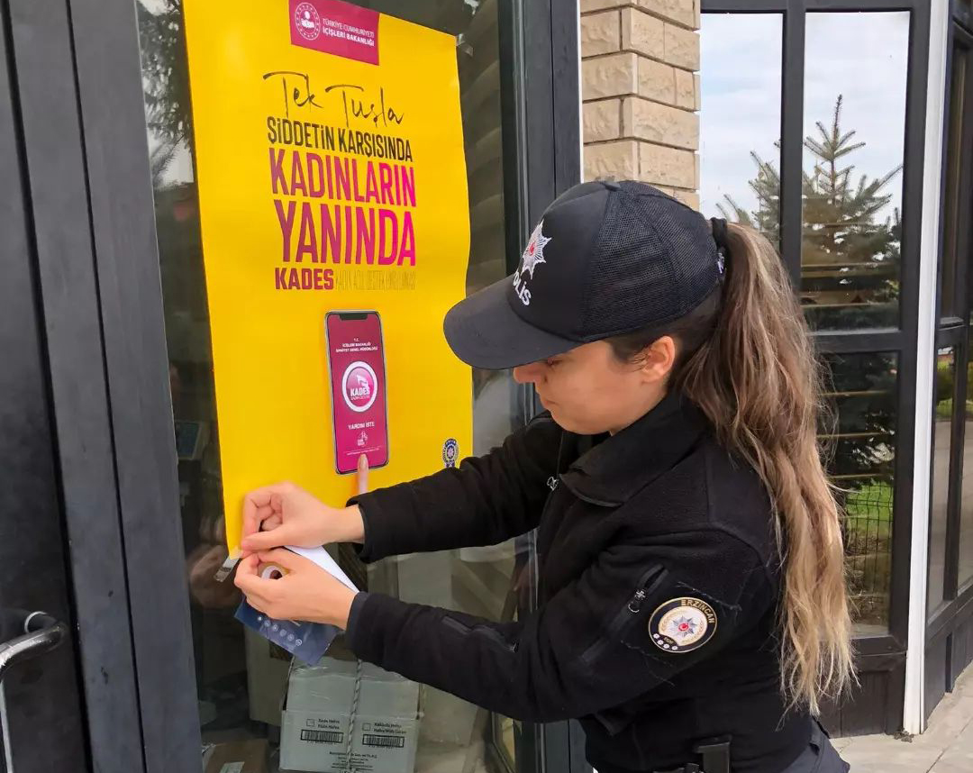 KADES ve KADINA EL KAL-KA-MAZ afişleri asıldı