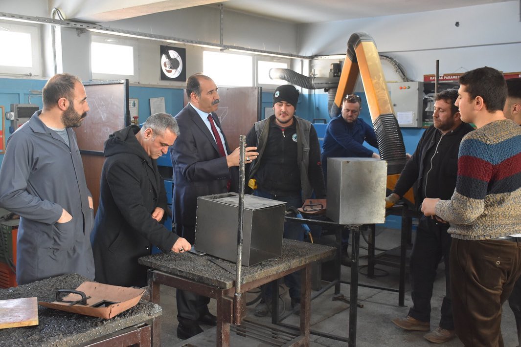 Öğrenciler Deprem Bölgesine Soba Üretiyor
