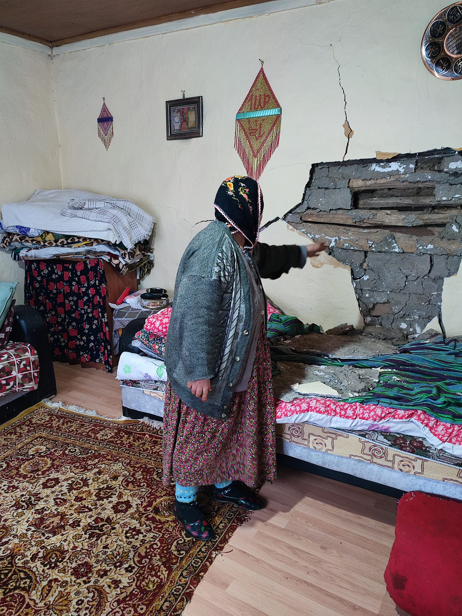 Dağdan Kopan Kaya Parçaları Bir Eve Zarar Verdi