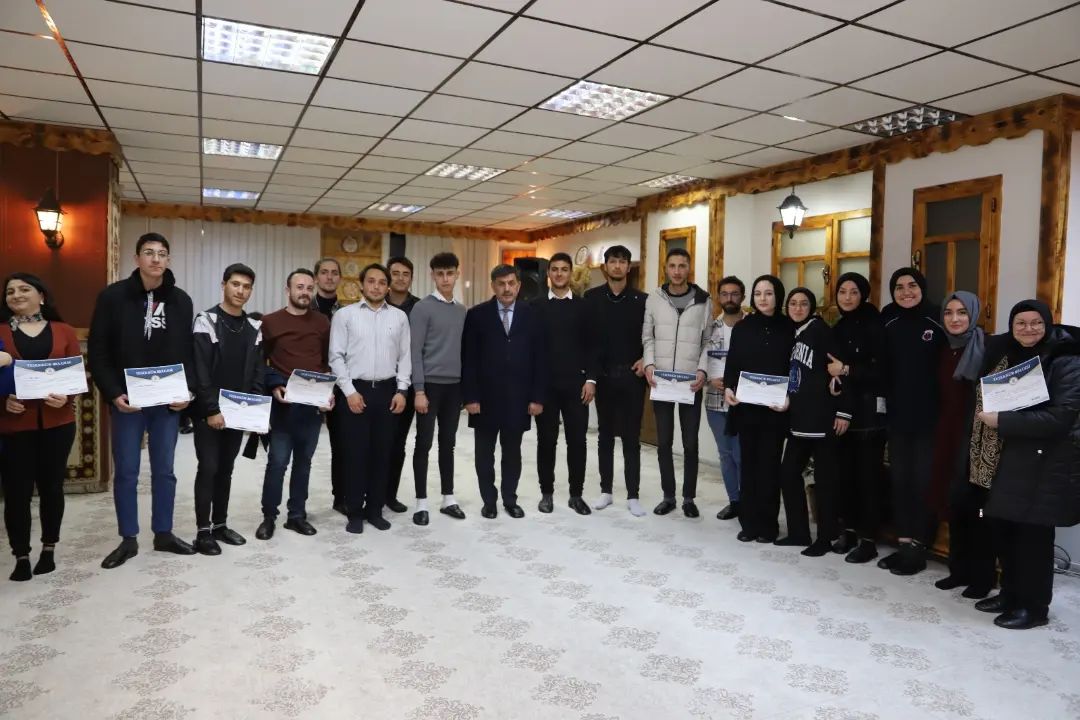 Yardımlaşma kampanyasında gönüllü çalışan vatandaşlara Teşekkür Belgesi
