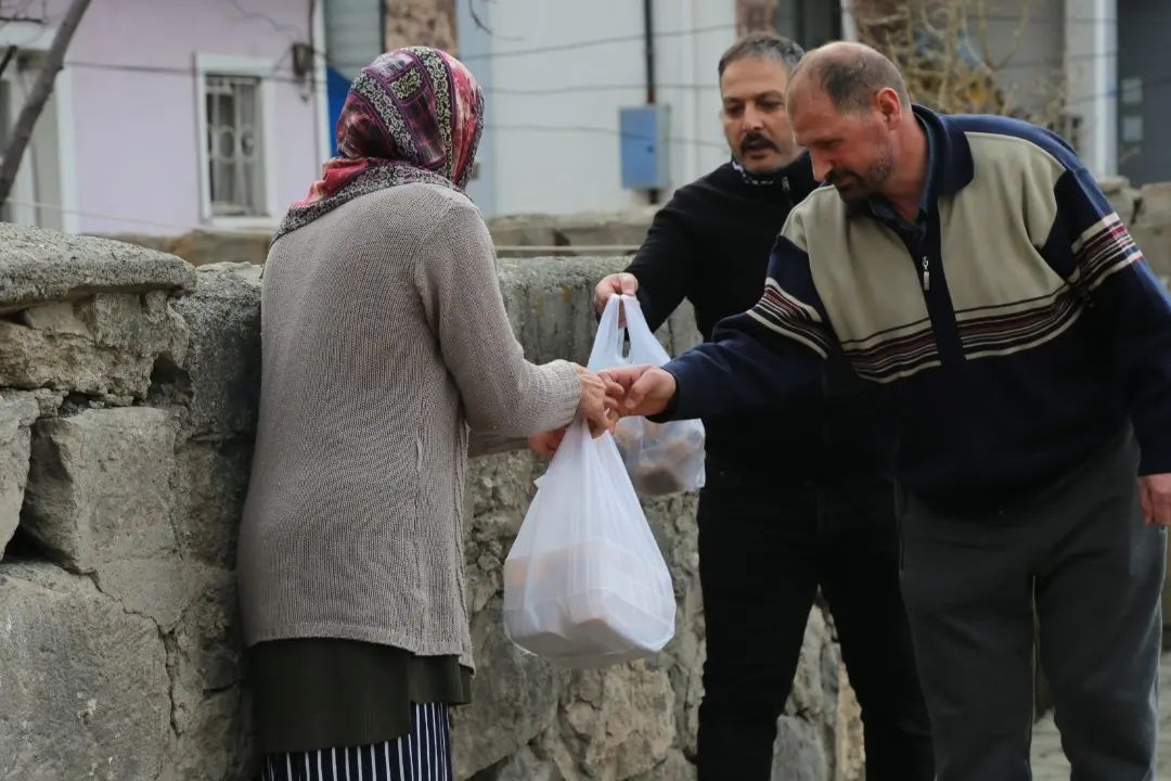 Erzincan Belediyesinden İhtiyaç Sahiplerine İftar Yemeği 