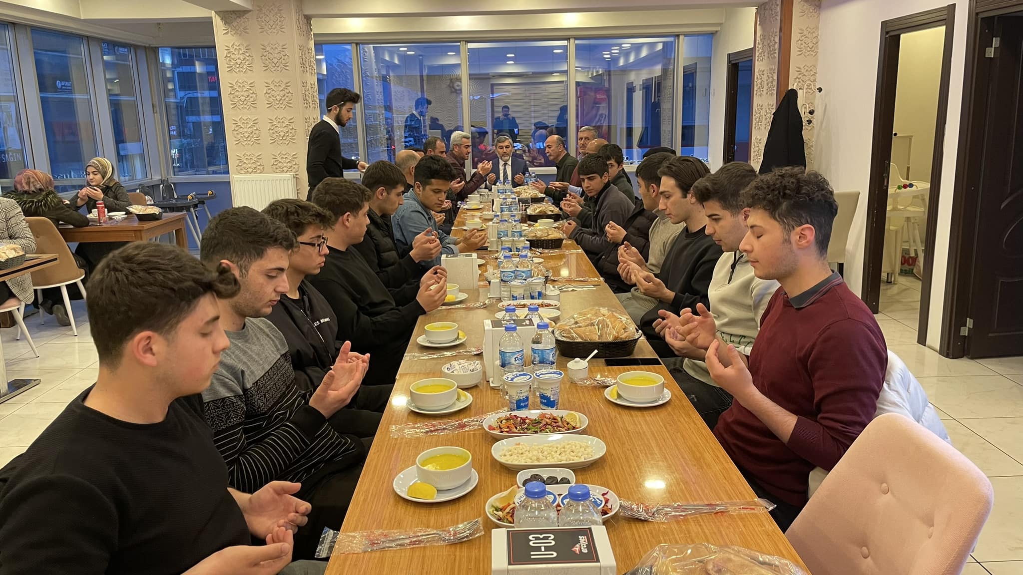 Müftü Gül, iftarda Aydınlıkevler camii gençleri ile buluştu