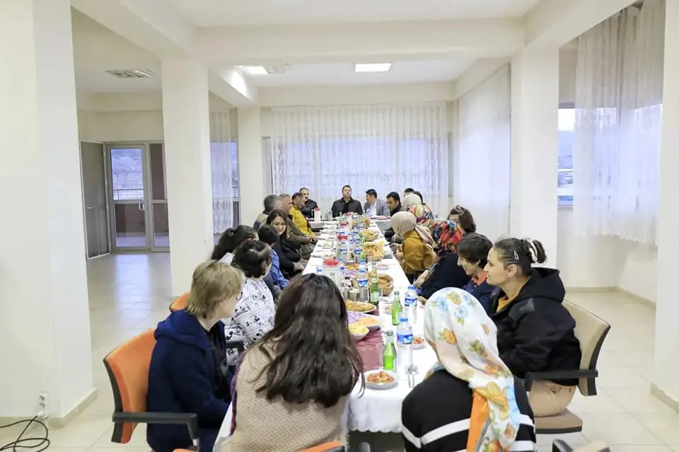 Demirci, Engelsiz Yaşam Merkezi’nde kalan engelli bireylerin iftar sofralarının konuğu oldu