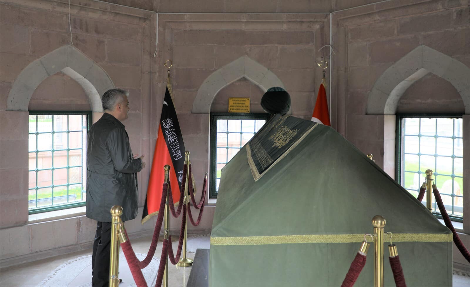 Vali Makas, Şehitlik ve Mezarlıkları Ziyaret Etti
