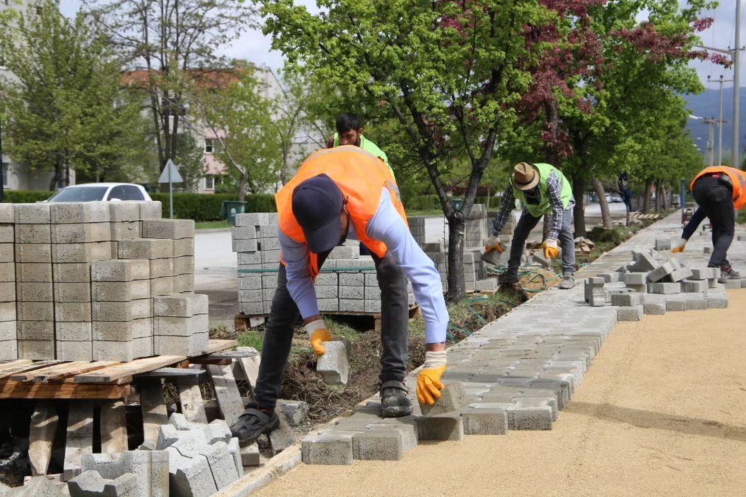 Mengüceli Mahallesinde Kaldırım yenileme çalışmaları yapılıyor