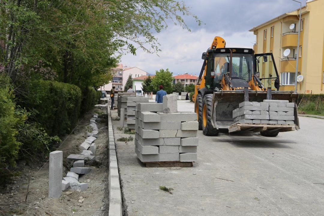 Mimar Sinan Mahallesinde Tretuvar yenileme çalışmaları yapılıyor
