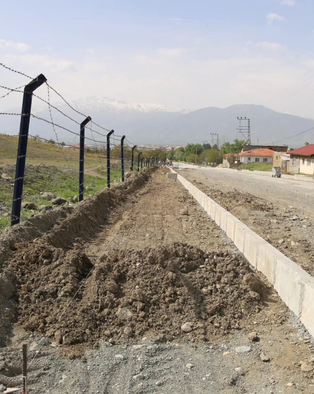 Kurutilek Mahallesinde Tretuvar yapım çalışmaları devam ediyor