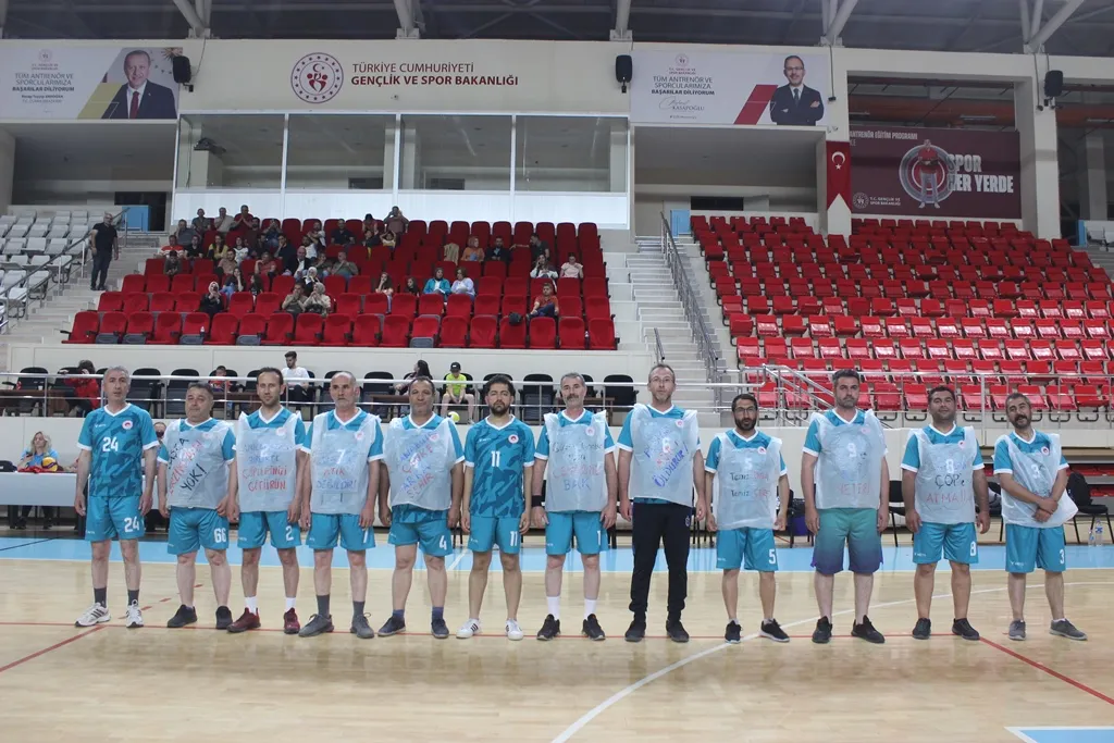 Voleybol Müsabakasına Poşetten Forma İle Çıktılar