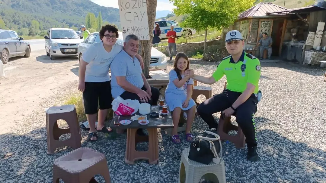 Trafik Ekiplerinden Yolculuk Yapan Vatandaşlara Çay İkramı