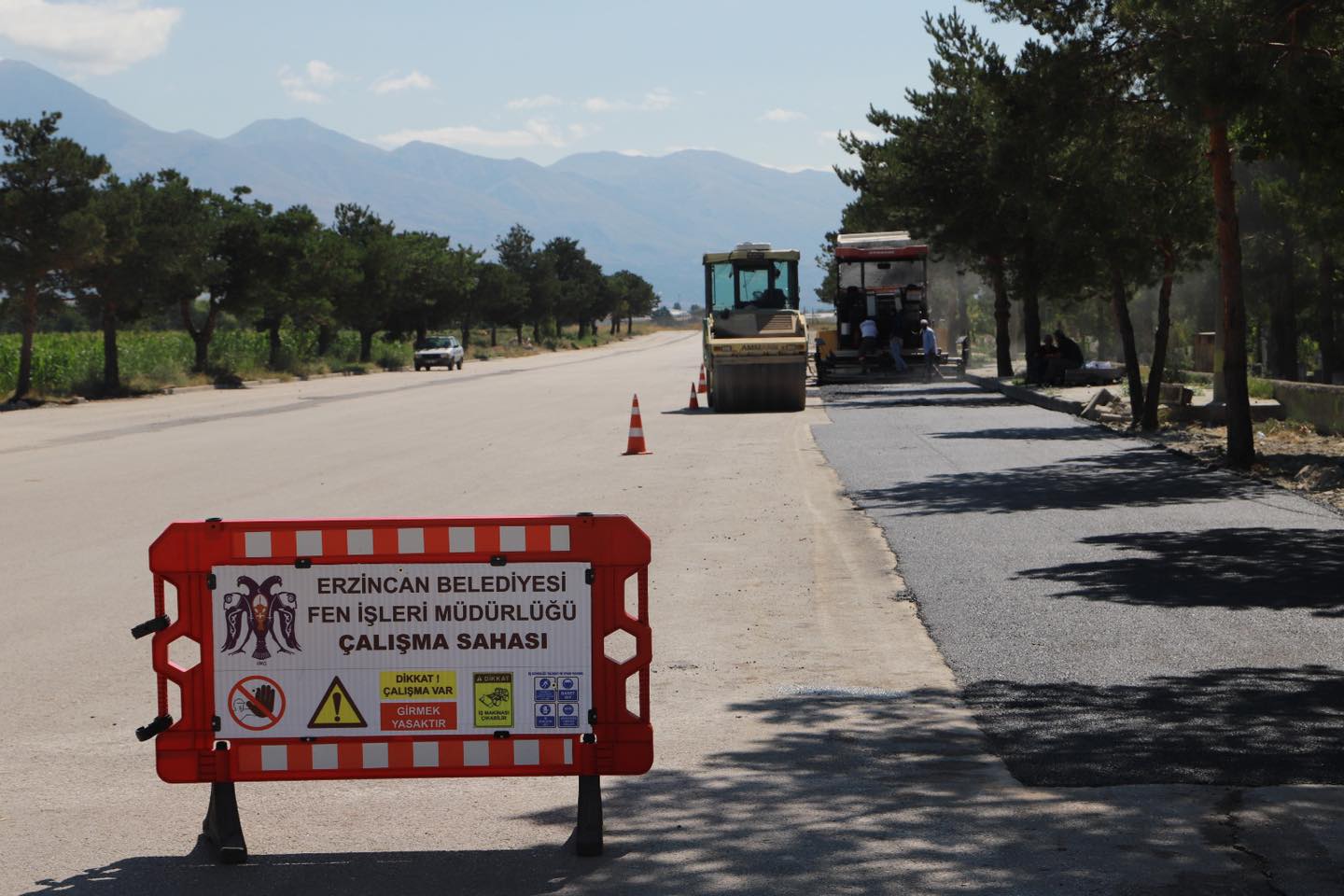 Asfalt serim çalışmaları yapılıyor