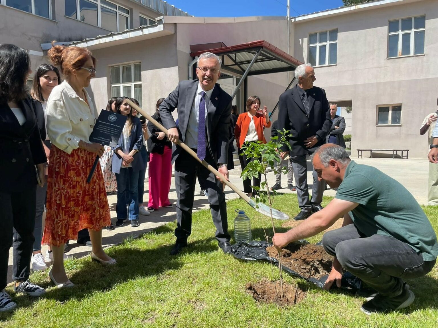 Depremde Hayatını Kaybeden Öğrencilerin Anısını Yaşatılıyor