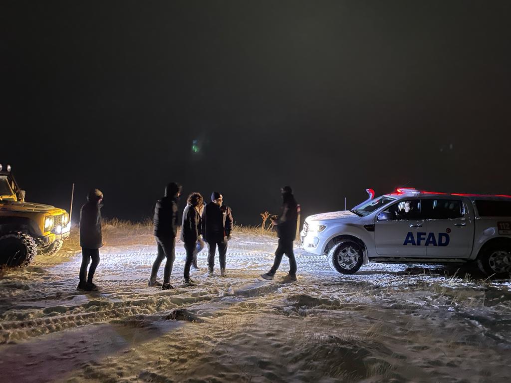 Kar ve tipide mahsur kalan 3 kişi kurtarıldı