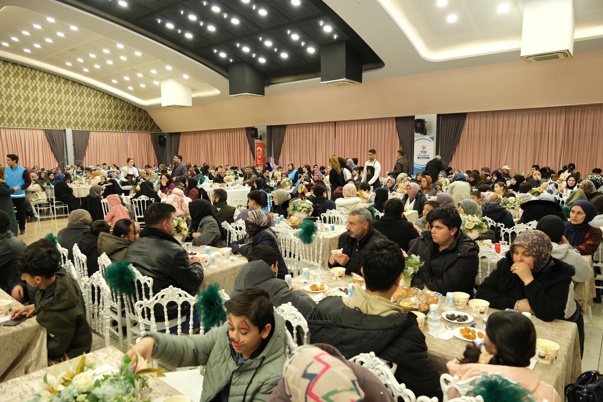 Erzincan Müftülüğü ve TDV Kadın Kollarından Yetim ve Öksüz Ailelere İftar Programı