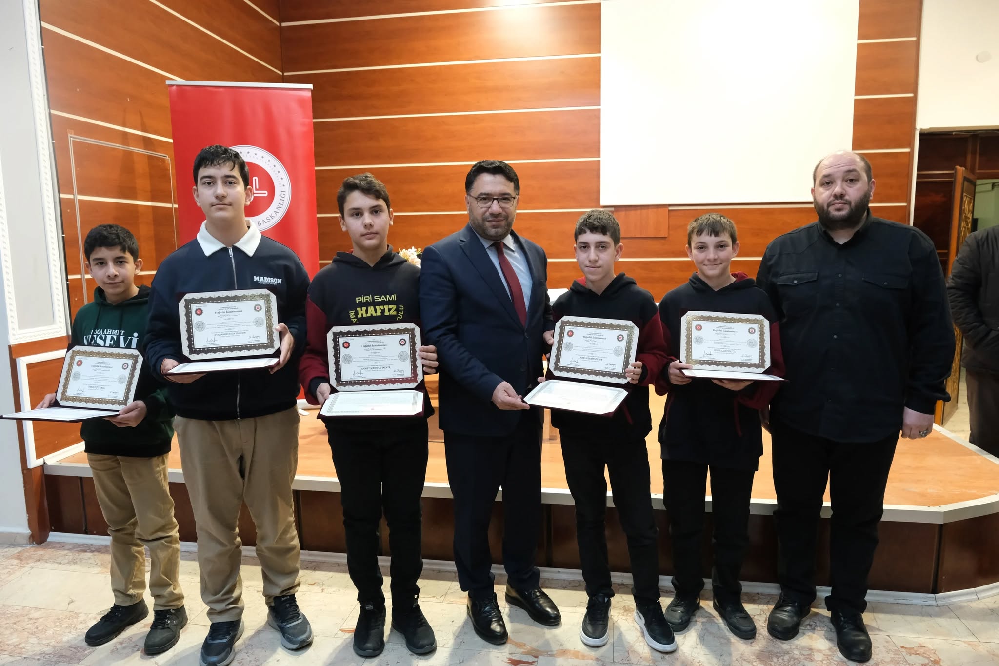 Hafız Öğrencilere Belgeleri Takdim Edildi