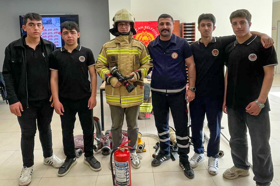 Öğrencilere Kariyer Fuarında İtfaiye Araç ve Ekipmanları Tanıtıldı