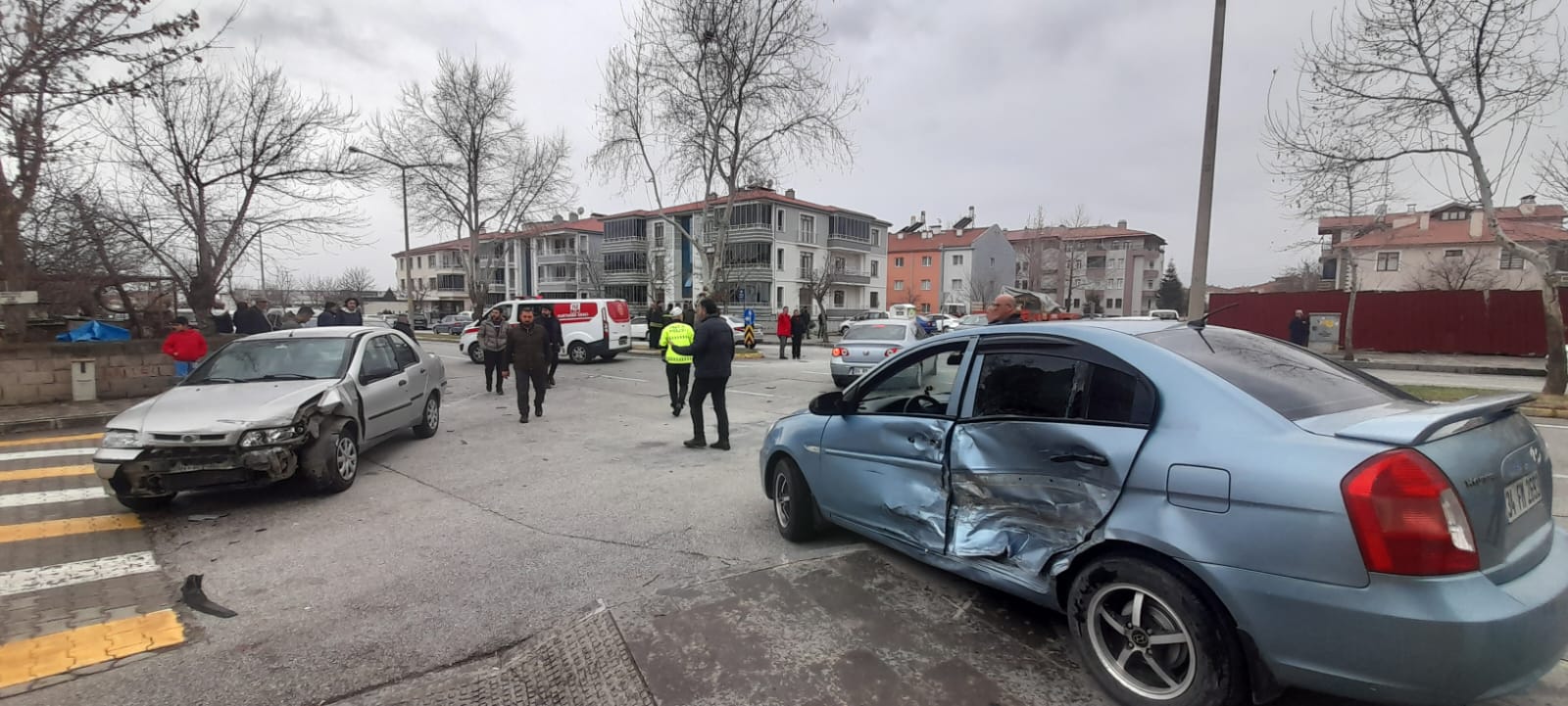 3 aracın kontrolsüz kavşakta karıştığı kazada 1 kişi yaralandı
