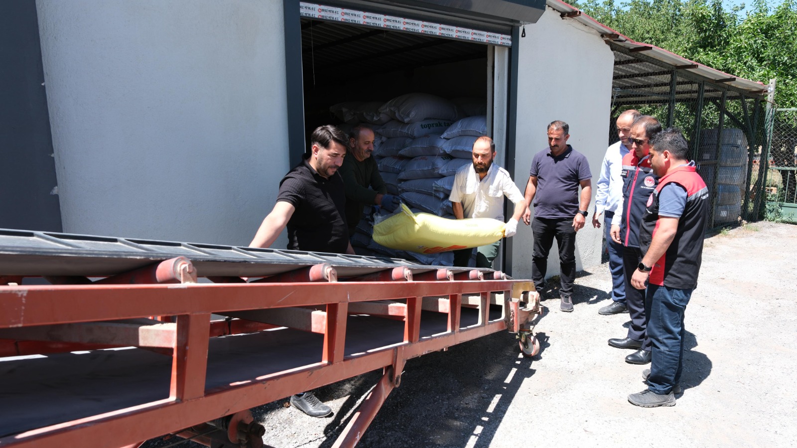 Merası ıslaha alınan köylere tohum yardımı yapılıyor