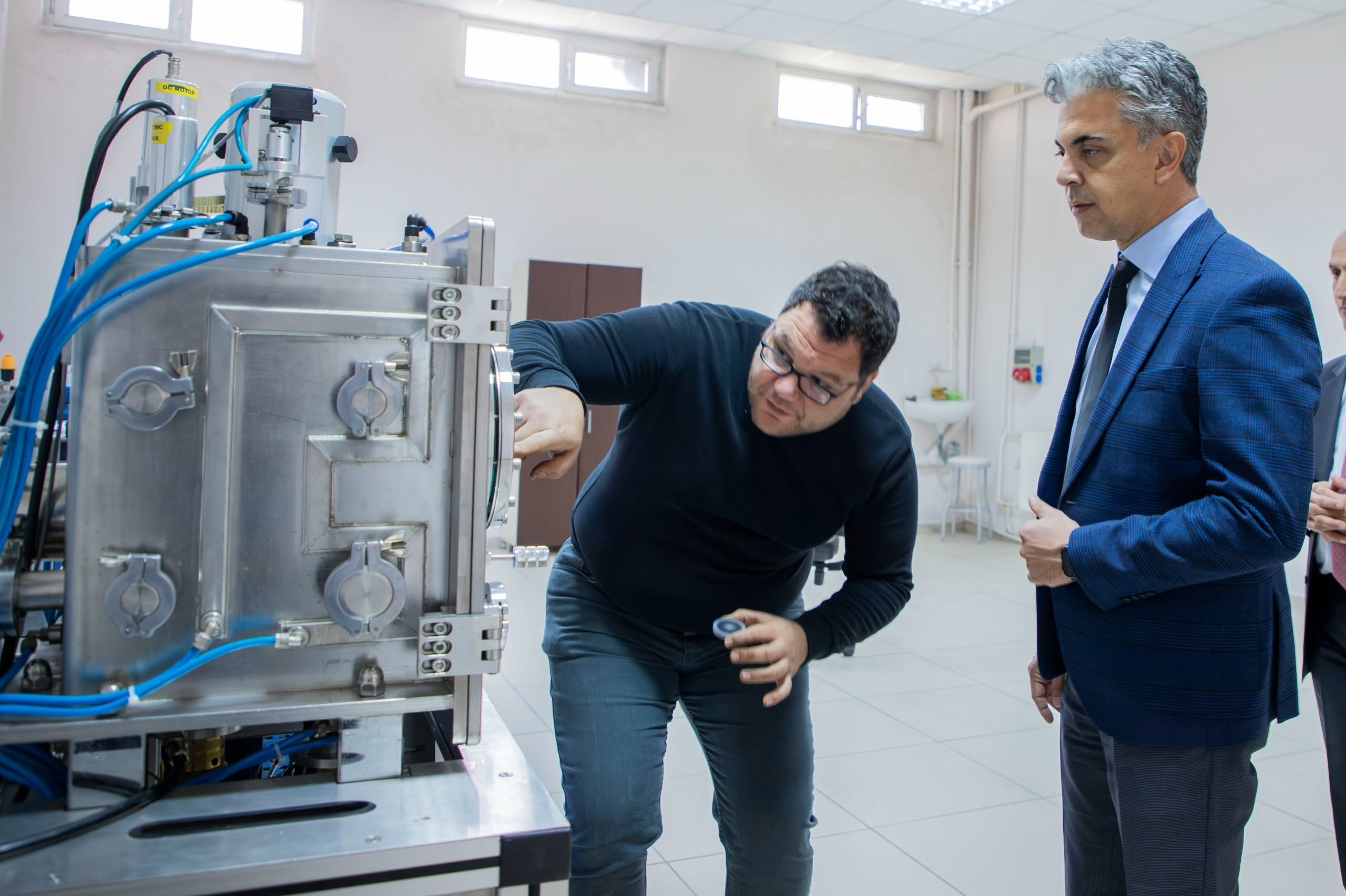 Rektör Prof. Dr. Ufuk Kuyrukluyıldız’dan Merkezi Araştırma Laboratuvarına Ziyaret
