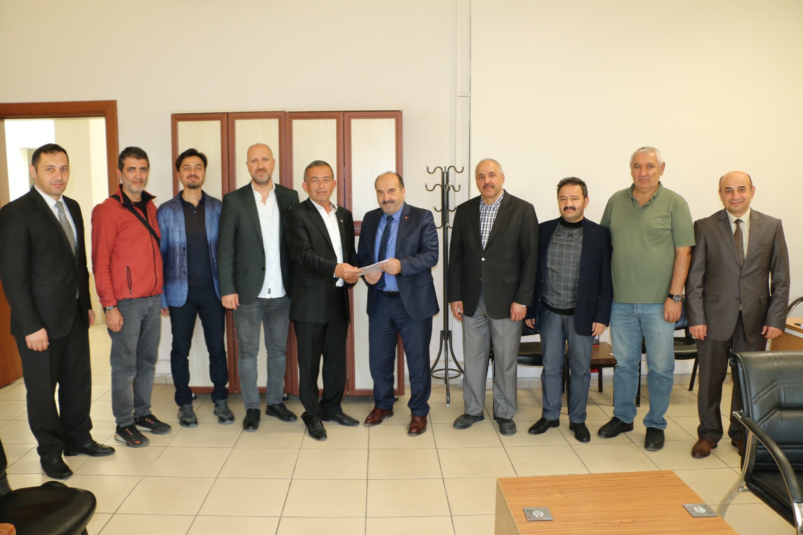 Erzincan Ticaret ve Sanayi Odası'nın yeni Yönetimi mazbatasını aldı.