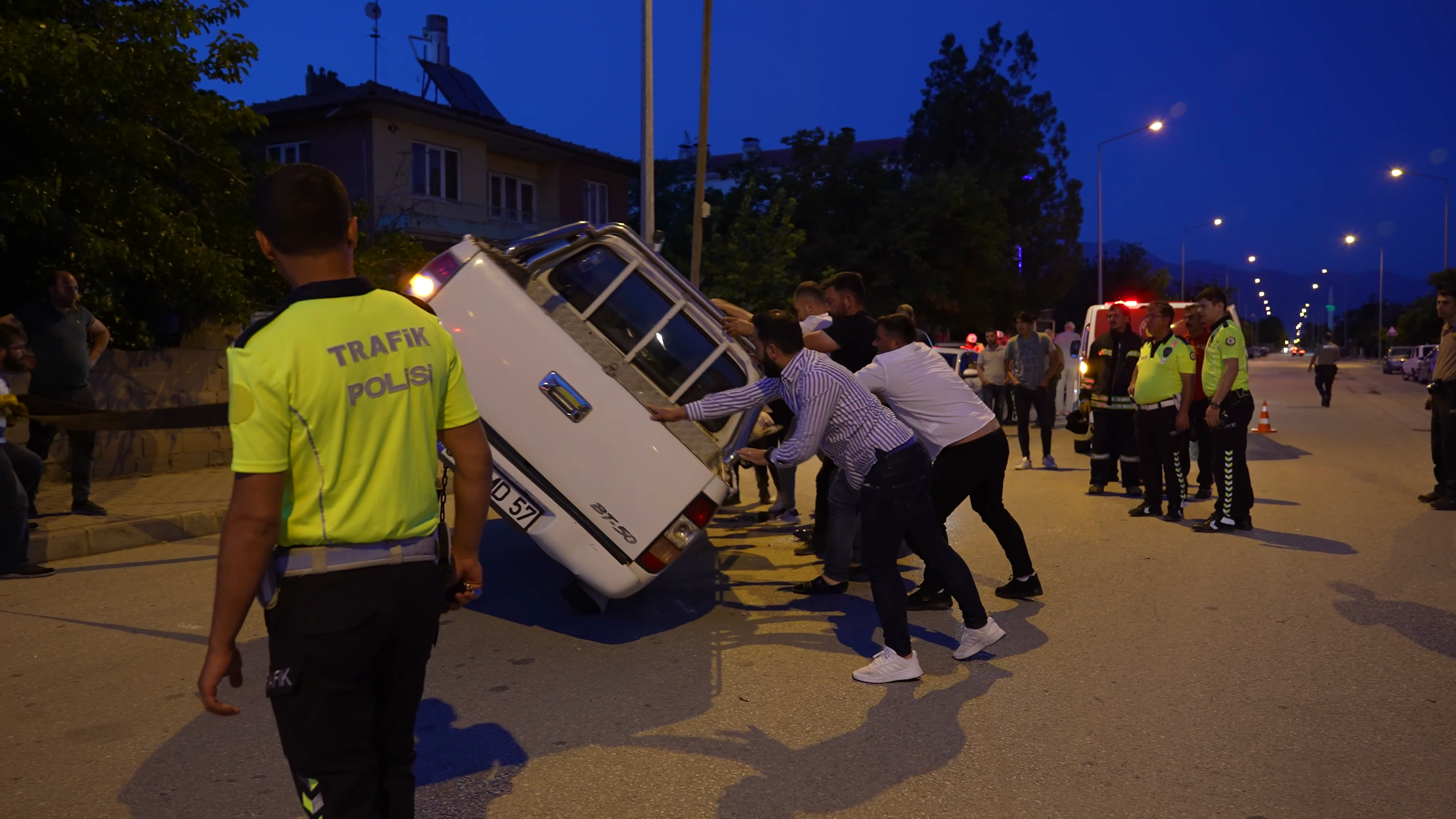 Önce refüje daha sonra park halinde ki araca çarpıp ters döndü