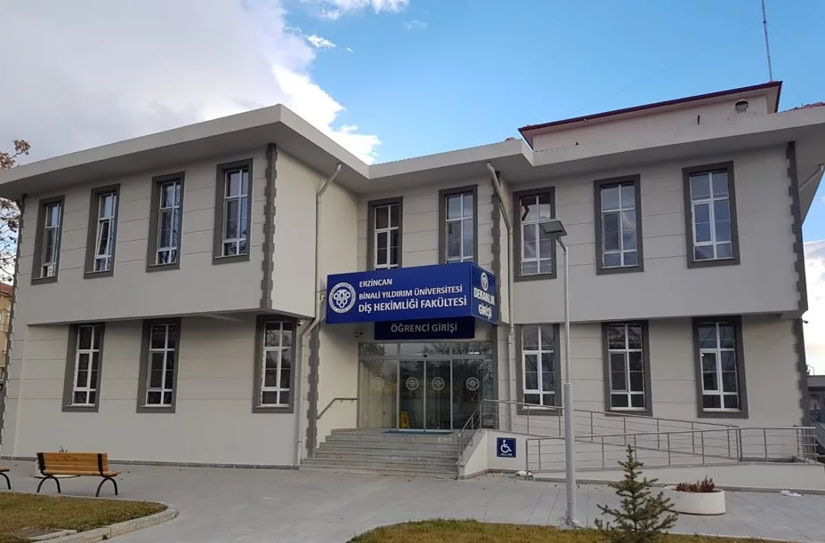 Diş Hekimliği Fakültesinden Gururlandıran Başarı