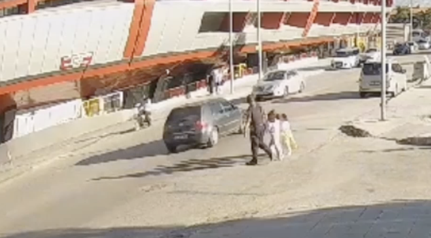Miniklerin Yardımına Polis Amcaları Yetişti
