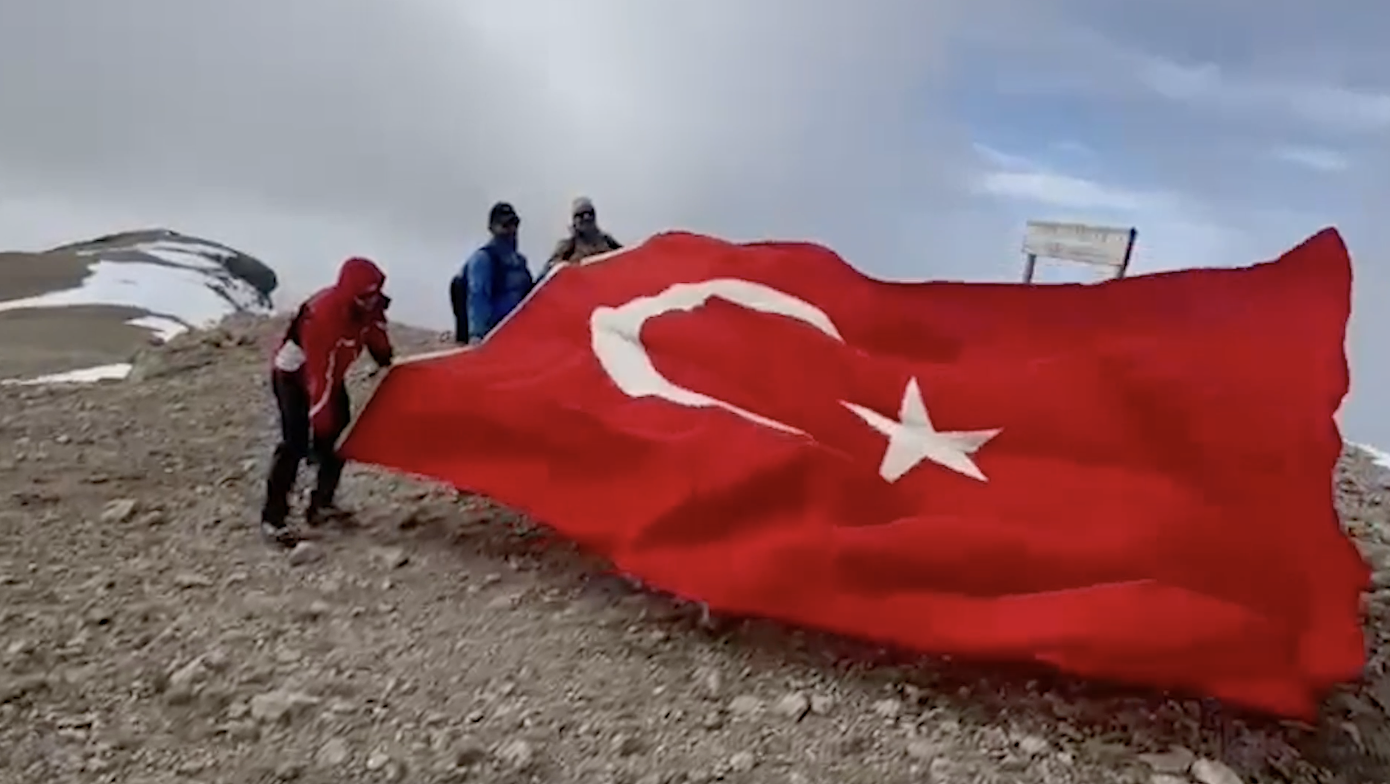 3 Bin 300 Rakımda Türk Bayrağı Açarak Cumhuriyetin 100 Yılını Kutlayıp, İsrail’i Kınadılar