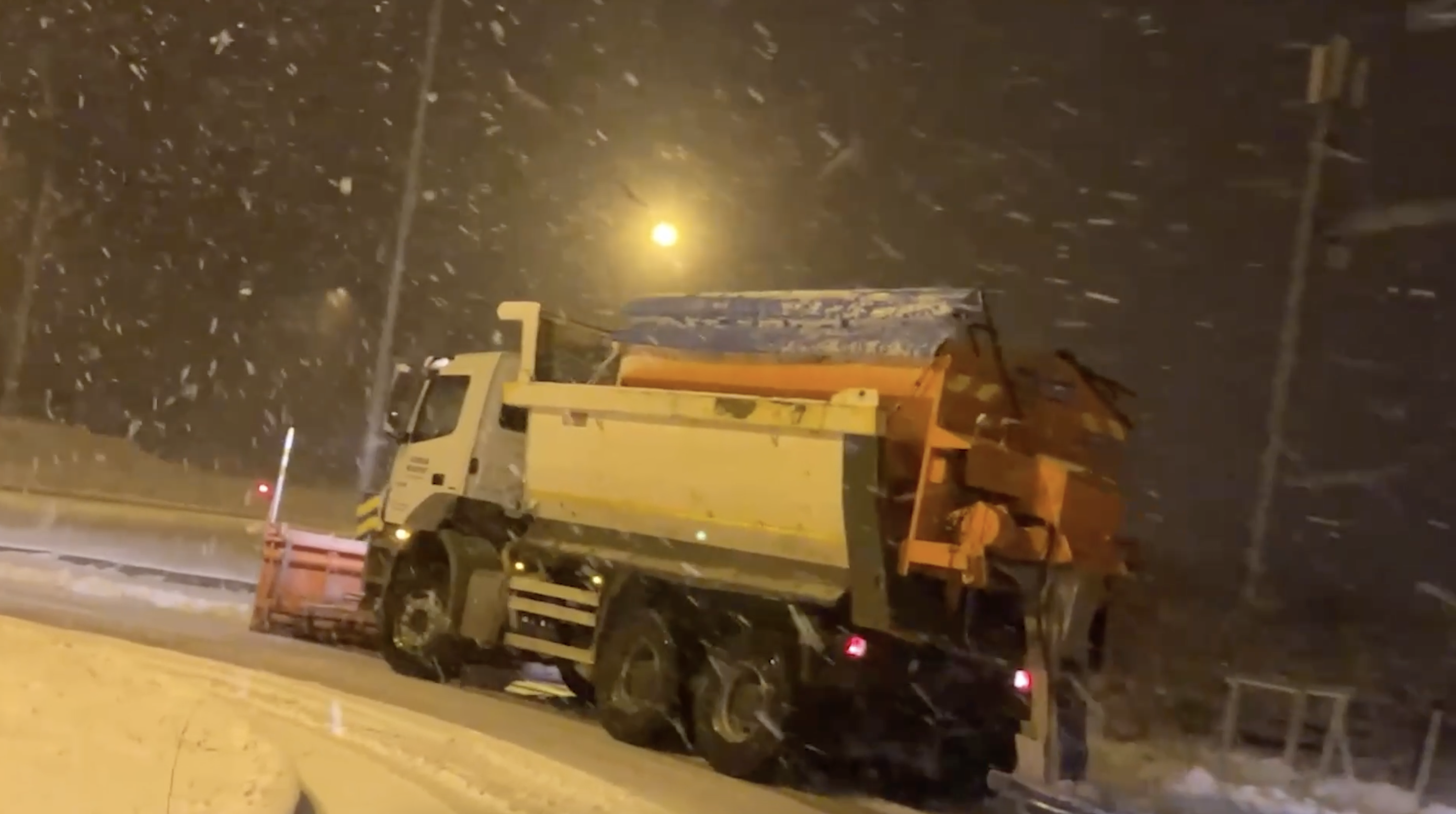 Belediye ekiplerinden kar küreme çalışması