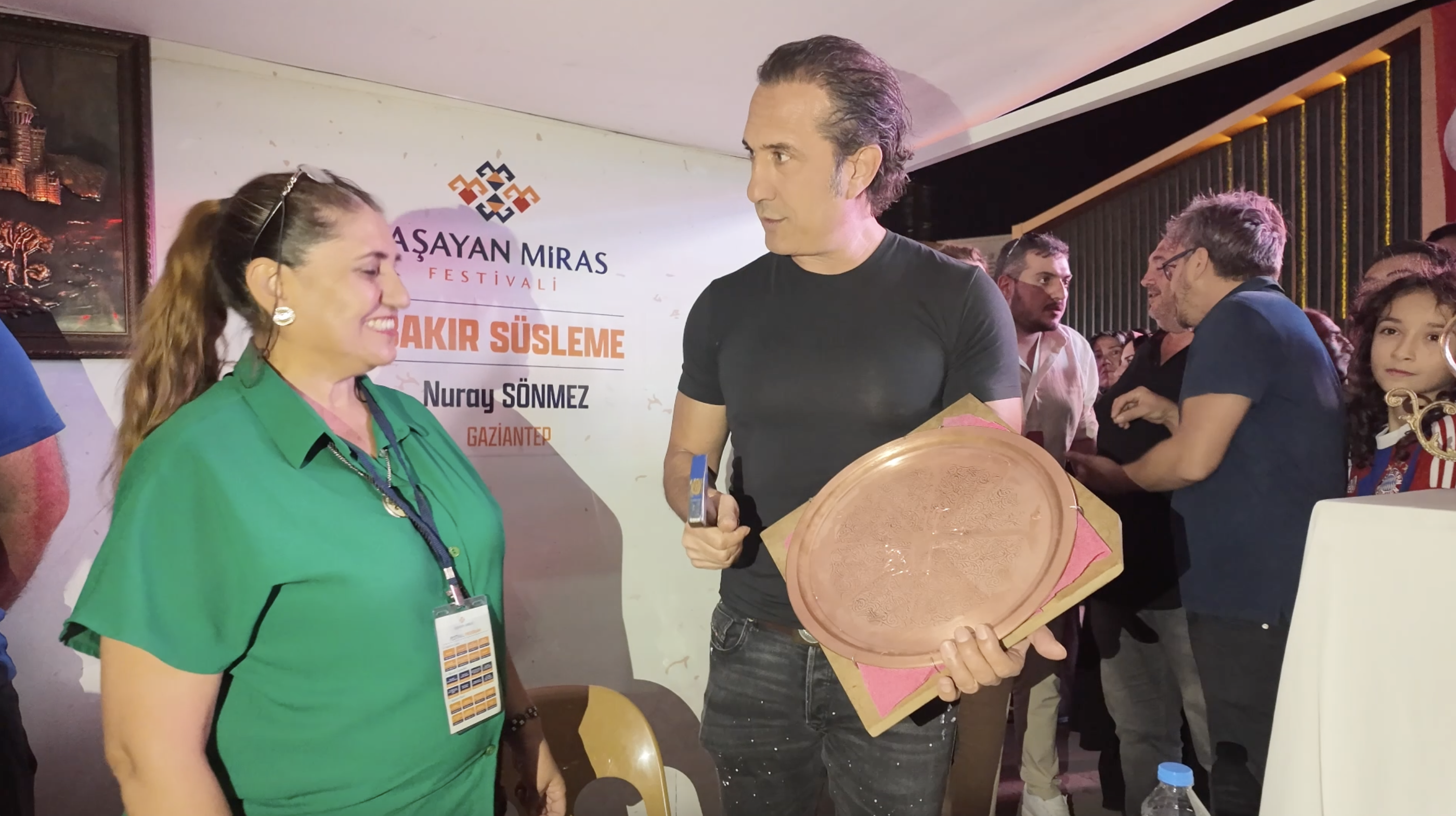 KIRAÇ  Konser Öncesi Stantları Gezerek Somut Olmayan Kültürel Miras Taşıyıcılarıyla Buluştu 