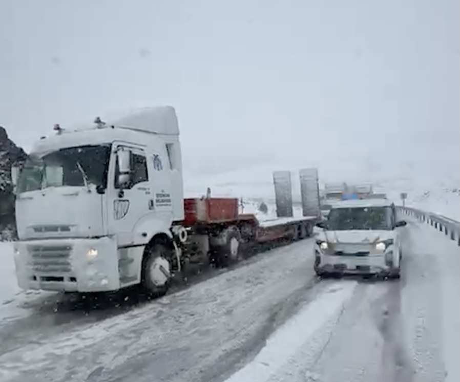 Nisan ayında yağan kar ulaşımı etkiledi