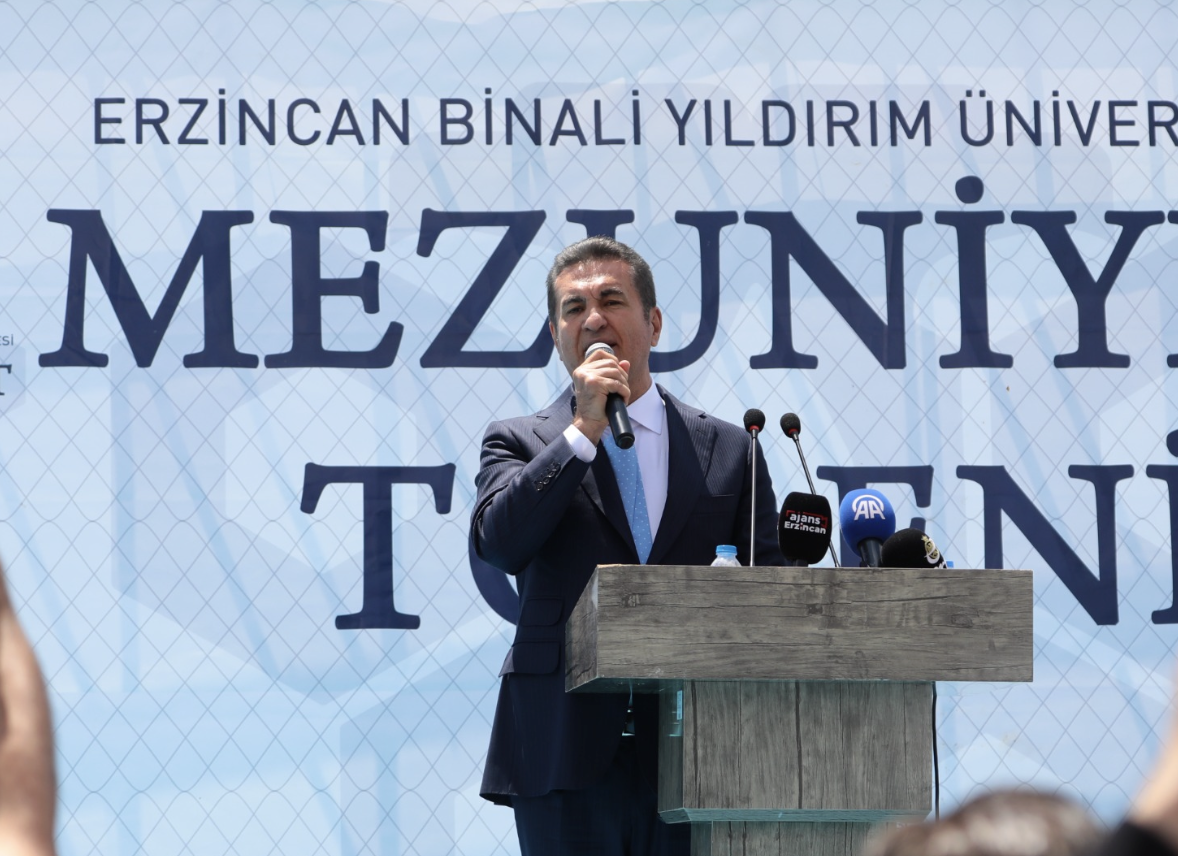 Sarıgül’den, Mezun Gençlere: “Kaderin Akışını Seyretmeyin, Cesur Olun”