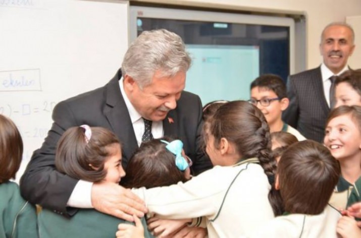 Minik Öğrenciler Vali Kahraman’a Sarılmak İçin Birbirleriyle İle Yarıştı