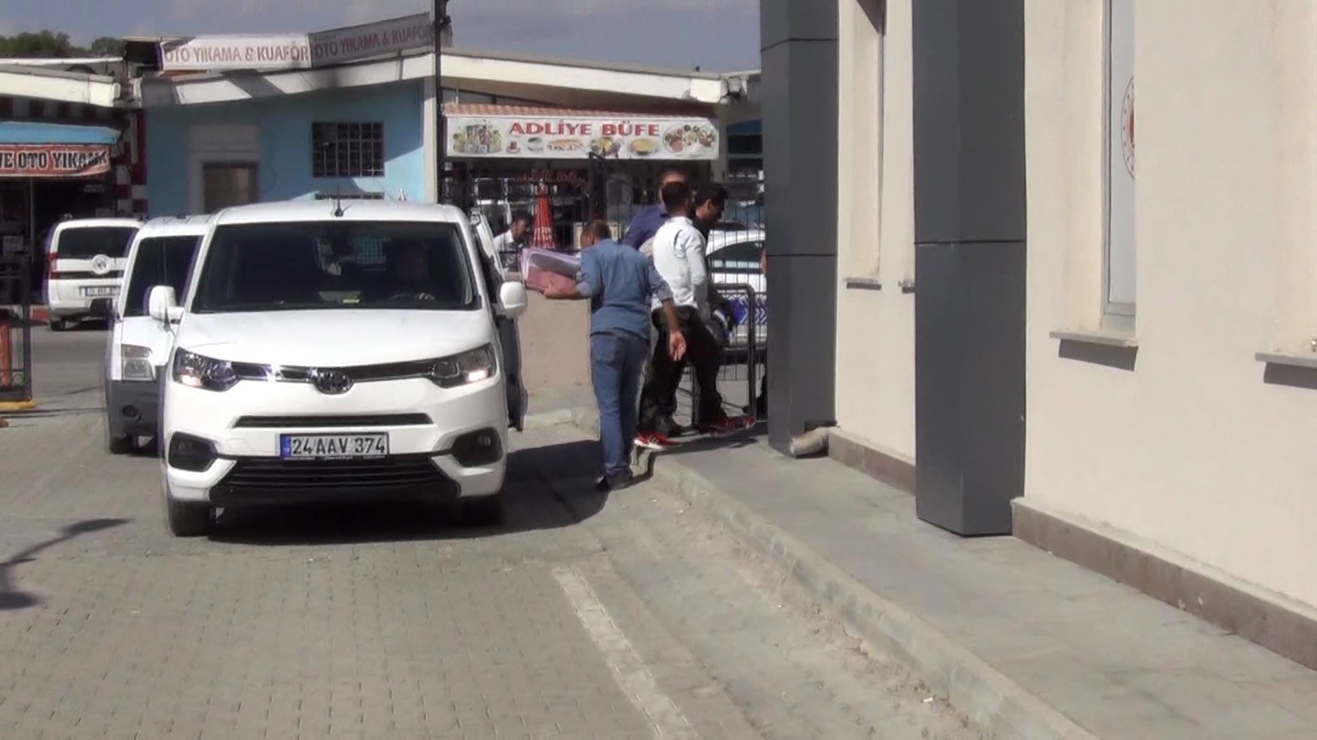 Eşini bıçaklayarak öldüren zanlı adliyeye sevk edildi