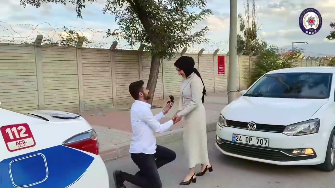 Polis aracı megafonundan evlenme teklifi - VİDEO HABER