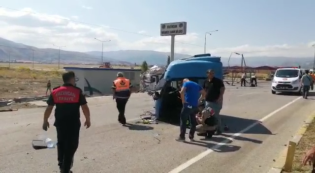 Çarpışan iki tırdan birinin kupası koptu