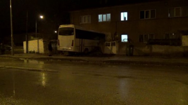 Erzincan’da Özel Halk Otobüsü Bahçeden İçeri Girdi