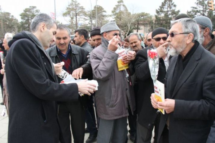 Kutlu Doğum Haftasın Etkinliklerinde Karanfil, Lokum ve Kitap Dağıtıldı
