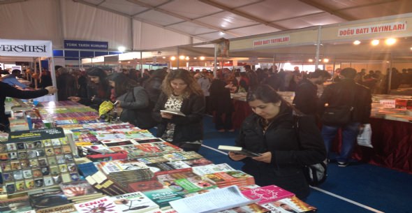 KİTAP FUARINA FUAR YOĞUN İLGİ