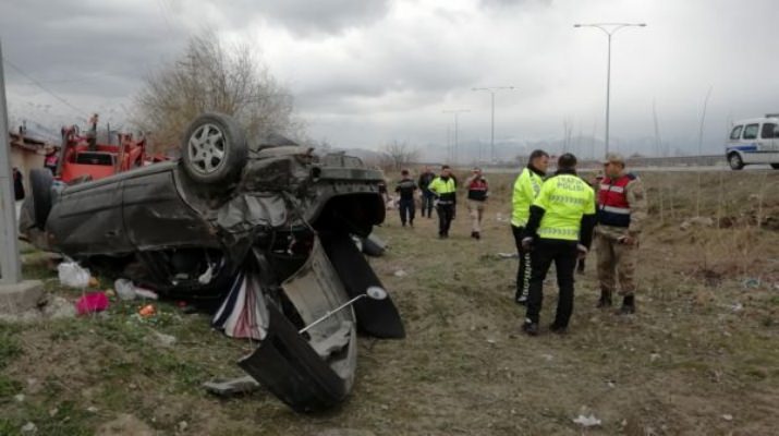 Araç Şarampole Uçtu 4 Yaralı