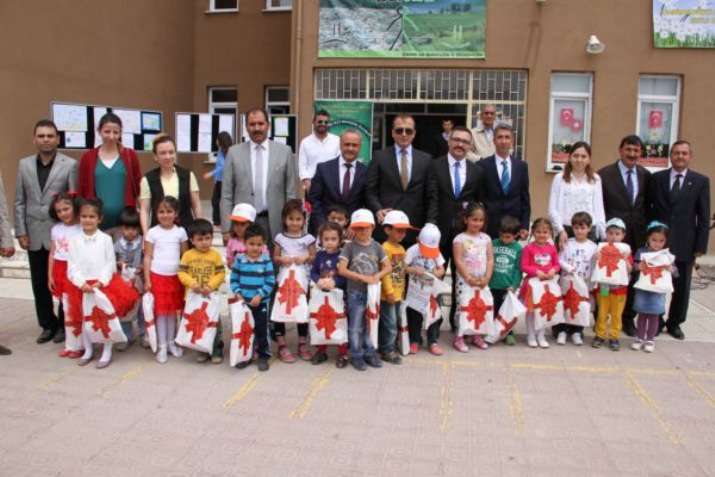 Beyaz Bayrak Almaya Hak Kazanan 19 Okula Belgeleri Verildi