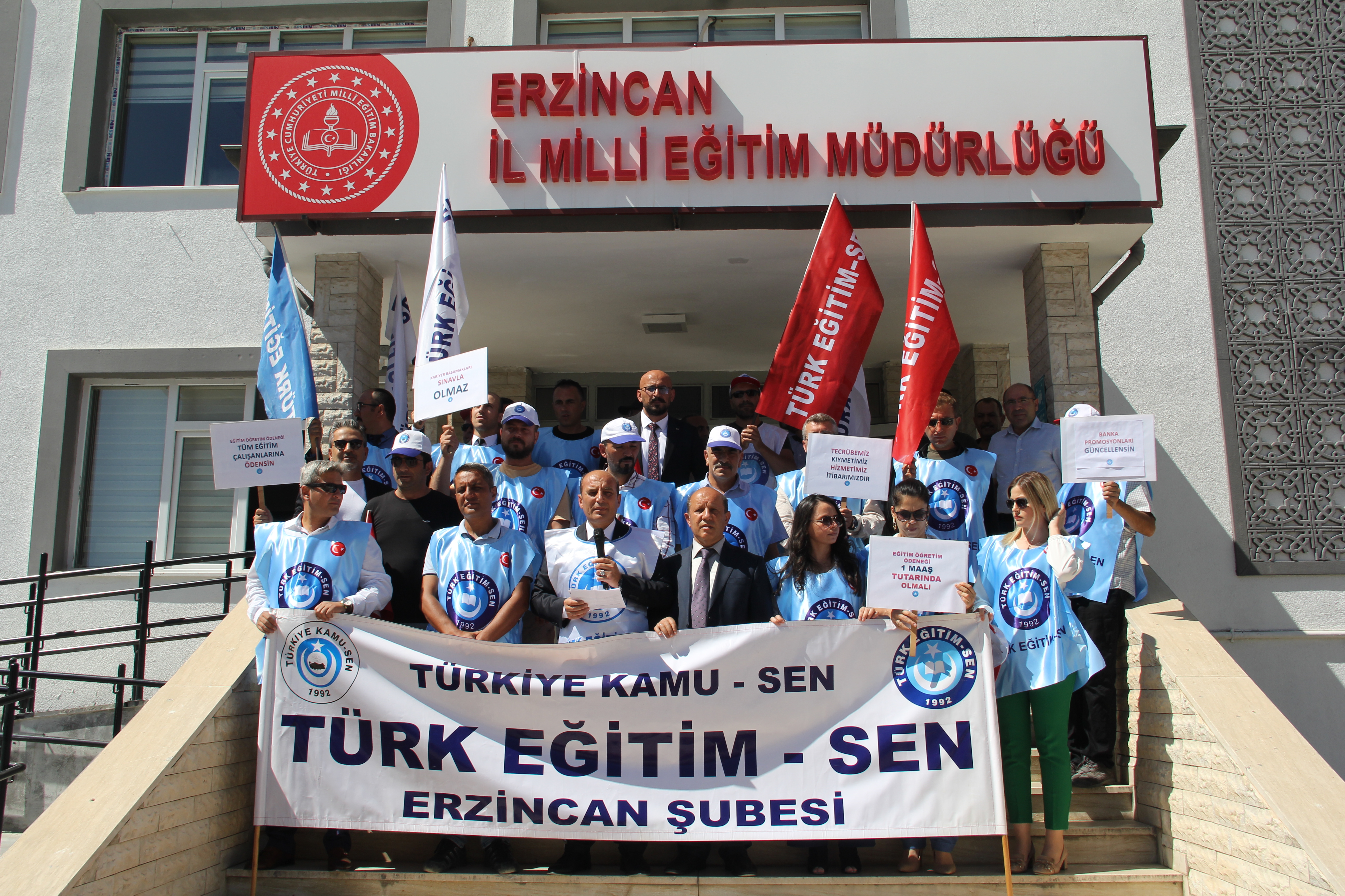 Türk Eğitim Sen Erzincan Şube Başkanı Küçük, 2022-2023 Eğitim Öğretim Yılı Sorunları İle İlgili Basın Açıklaması Yaptı