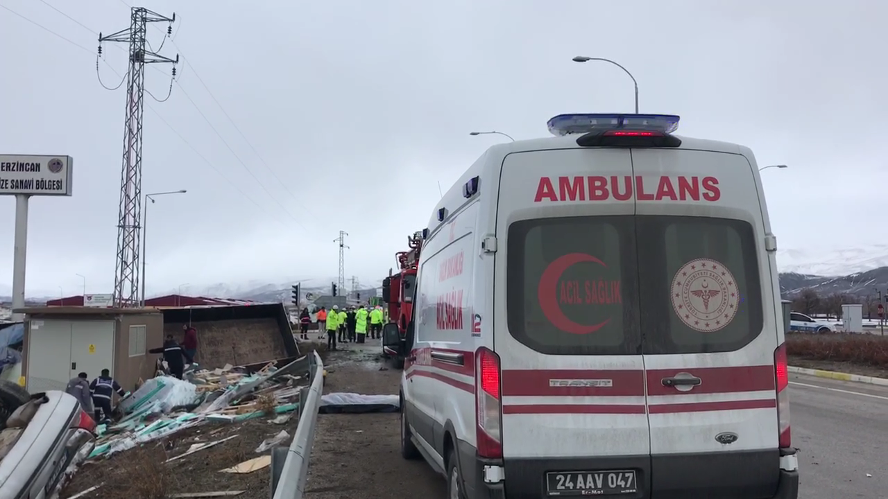 Erzincan'da feci kaza 2 ölü