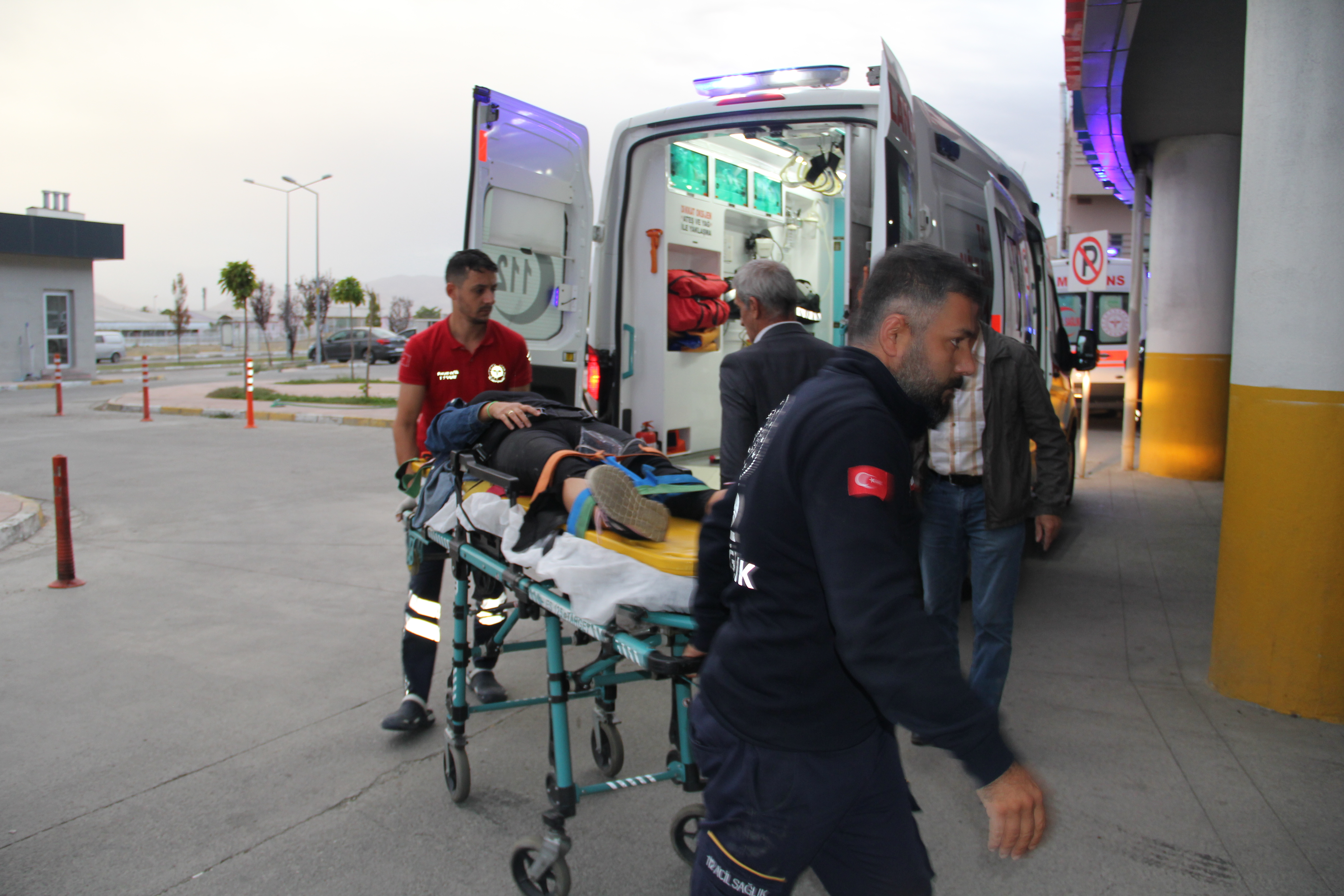 Erzincan'da midibüs devrildi 21 yaralı