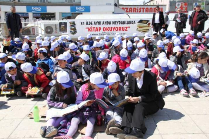 Öğrenciler ve Vatandaşlar Sokakta Kitap Okudu